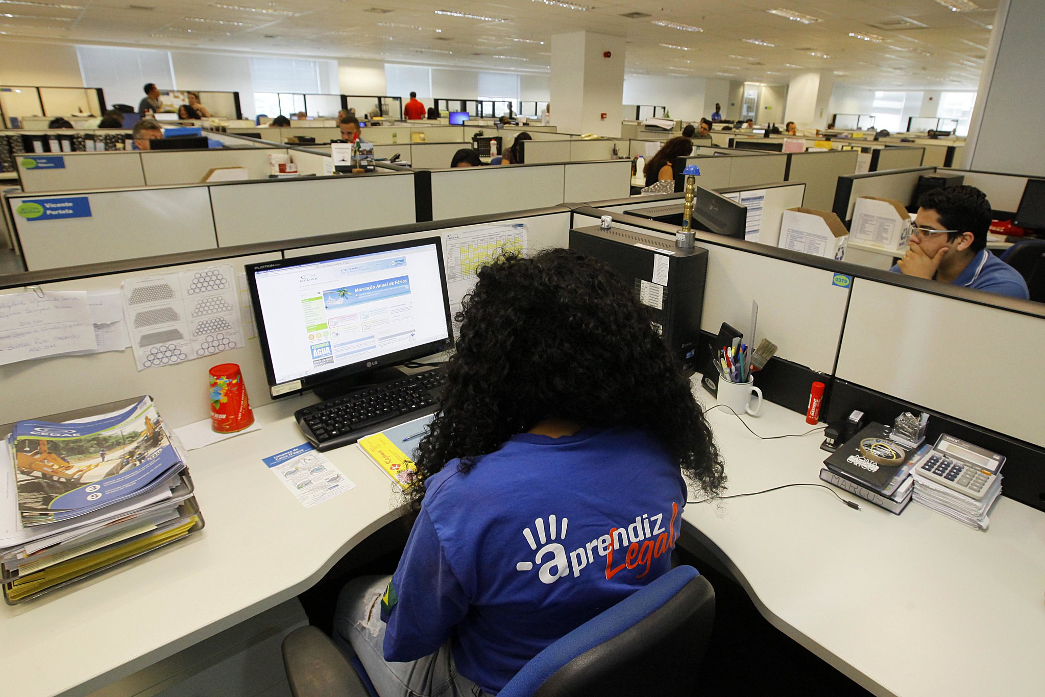 Jovens que estudam e trabalham têm melhores habilidades de leitura