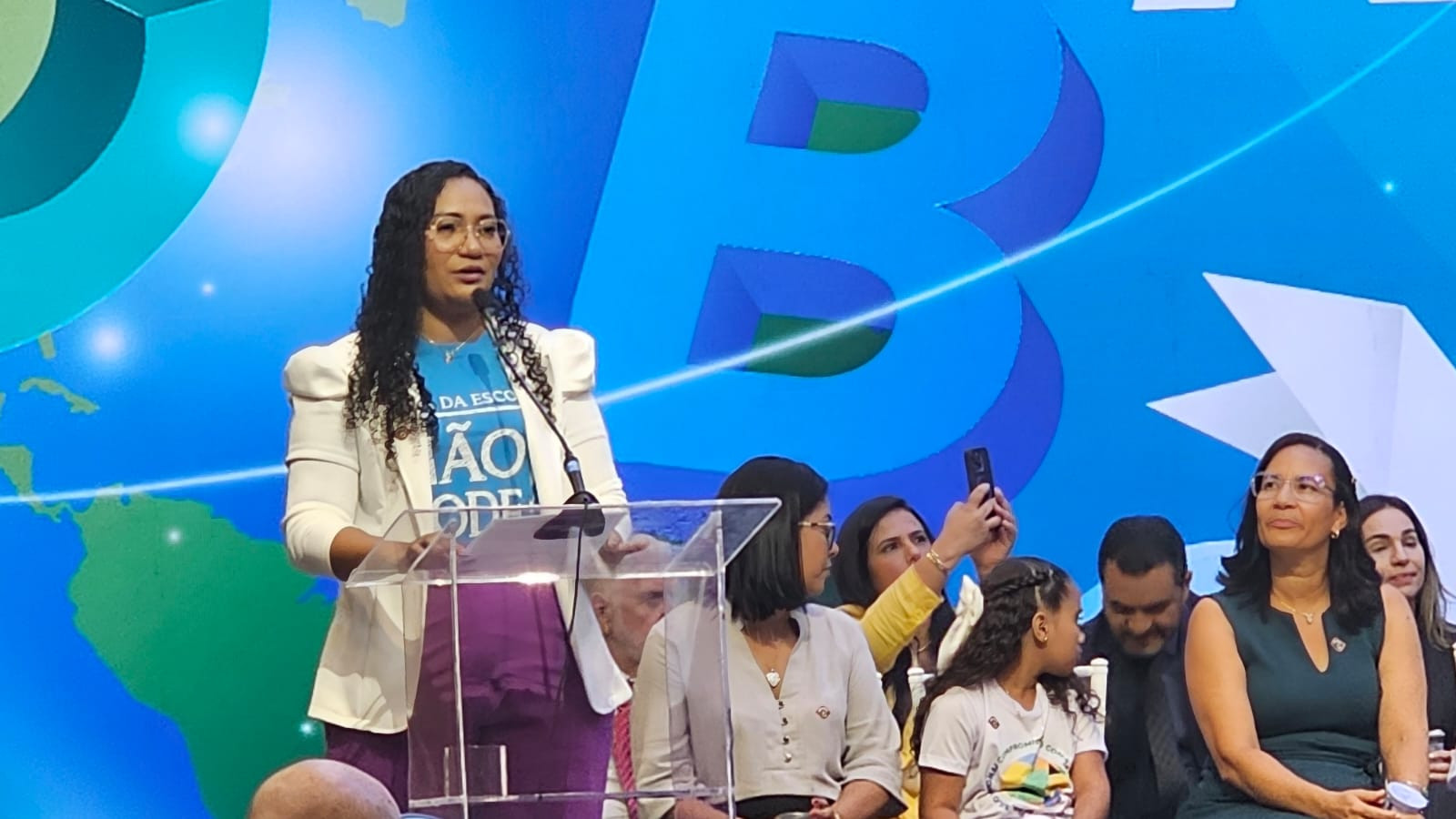 Alfabetizadora do Pará veste camiseta da iniciativa "Fora da escola, não pode!" em premiação nacional