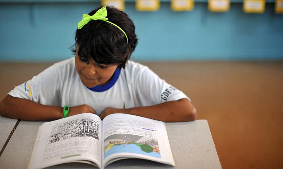 FNDE repassa recursos a escolas para compra de livros didáticos
